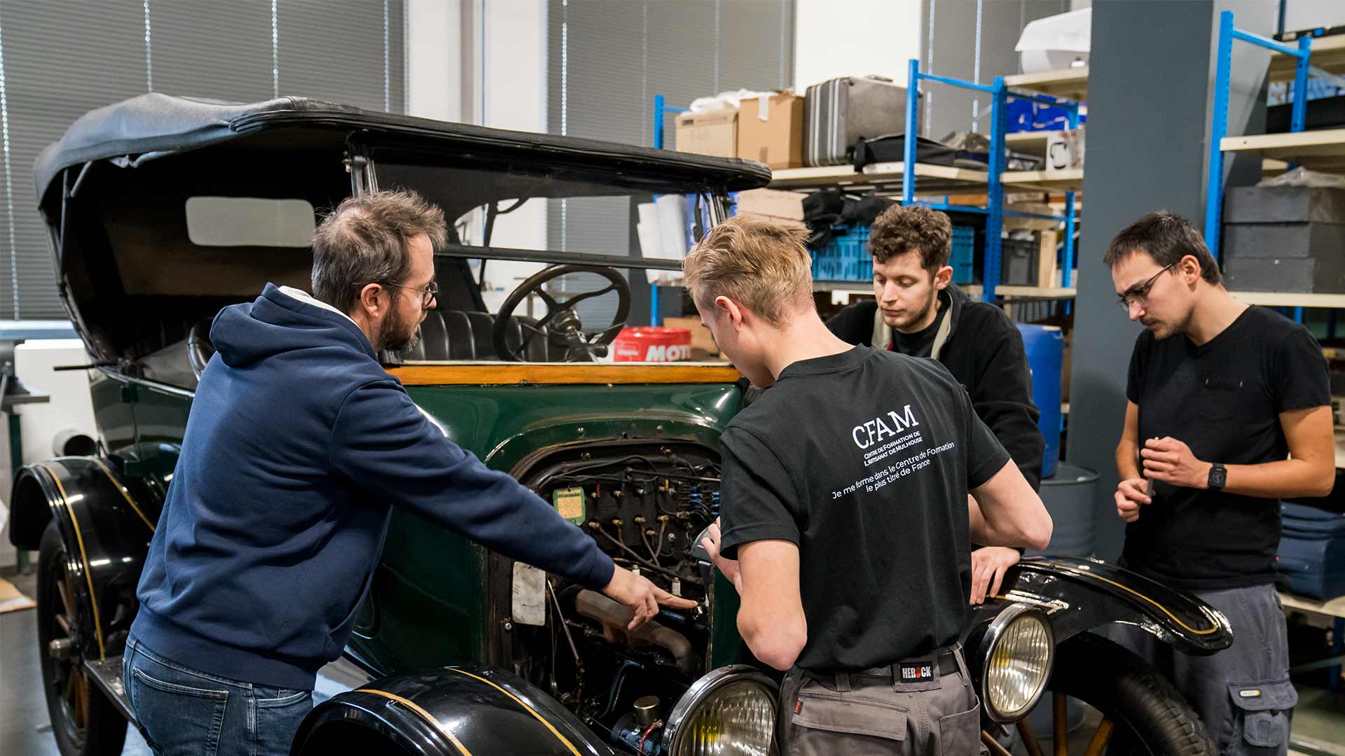 Formation des apprentis carrossiers à l'entretien des véhicules anciens et historiques à l'atelier de restauration du Musée National de l'Automobile - Collection Schlumpf