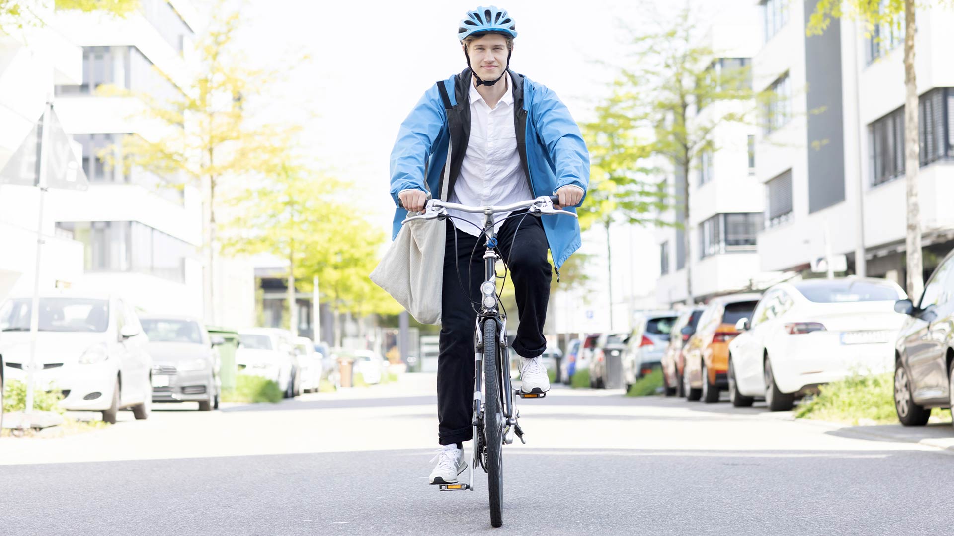 Jeune homme qui se rend au travail à vélo