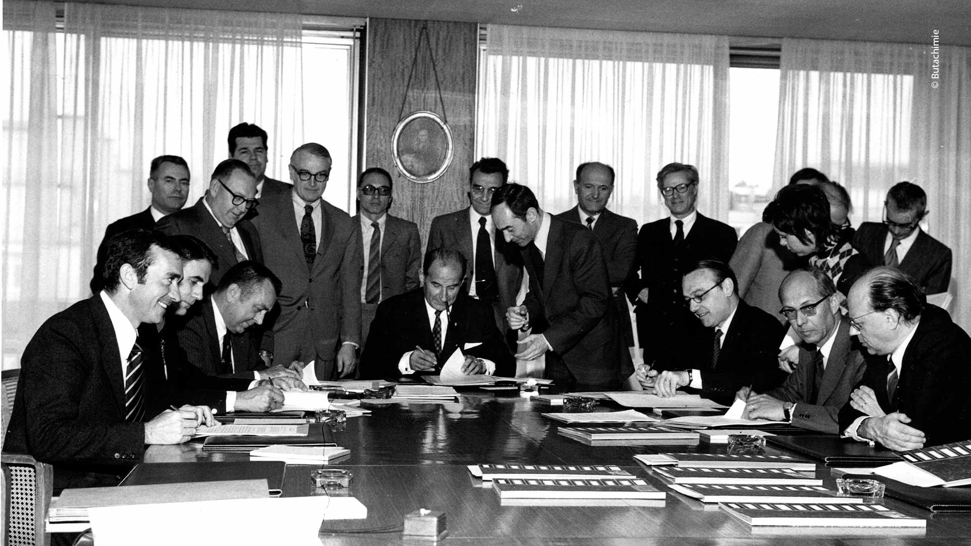 Image d'archive, signature accords création Butachimie